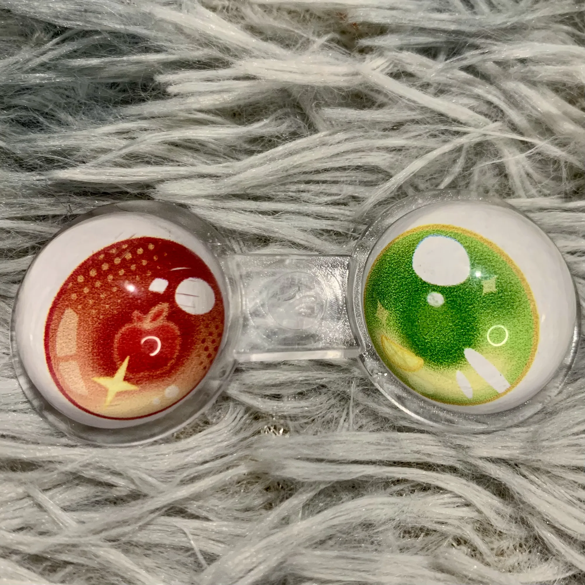 Dora nền 2 màu hình táo