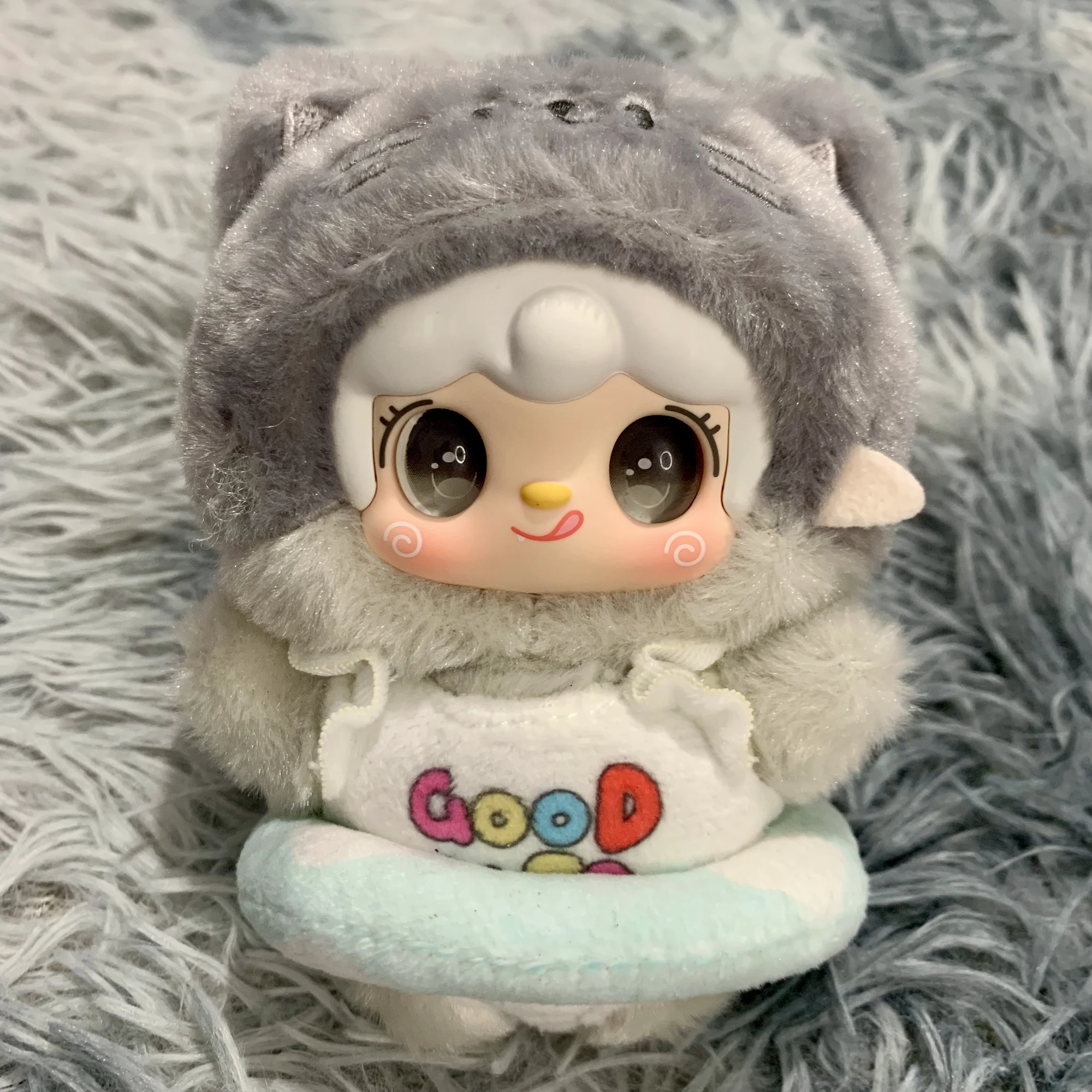 Young Meow mắt đen xám (Có card, không box)
