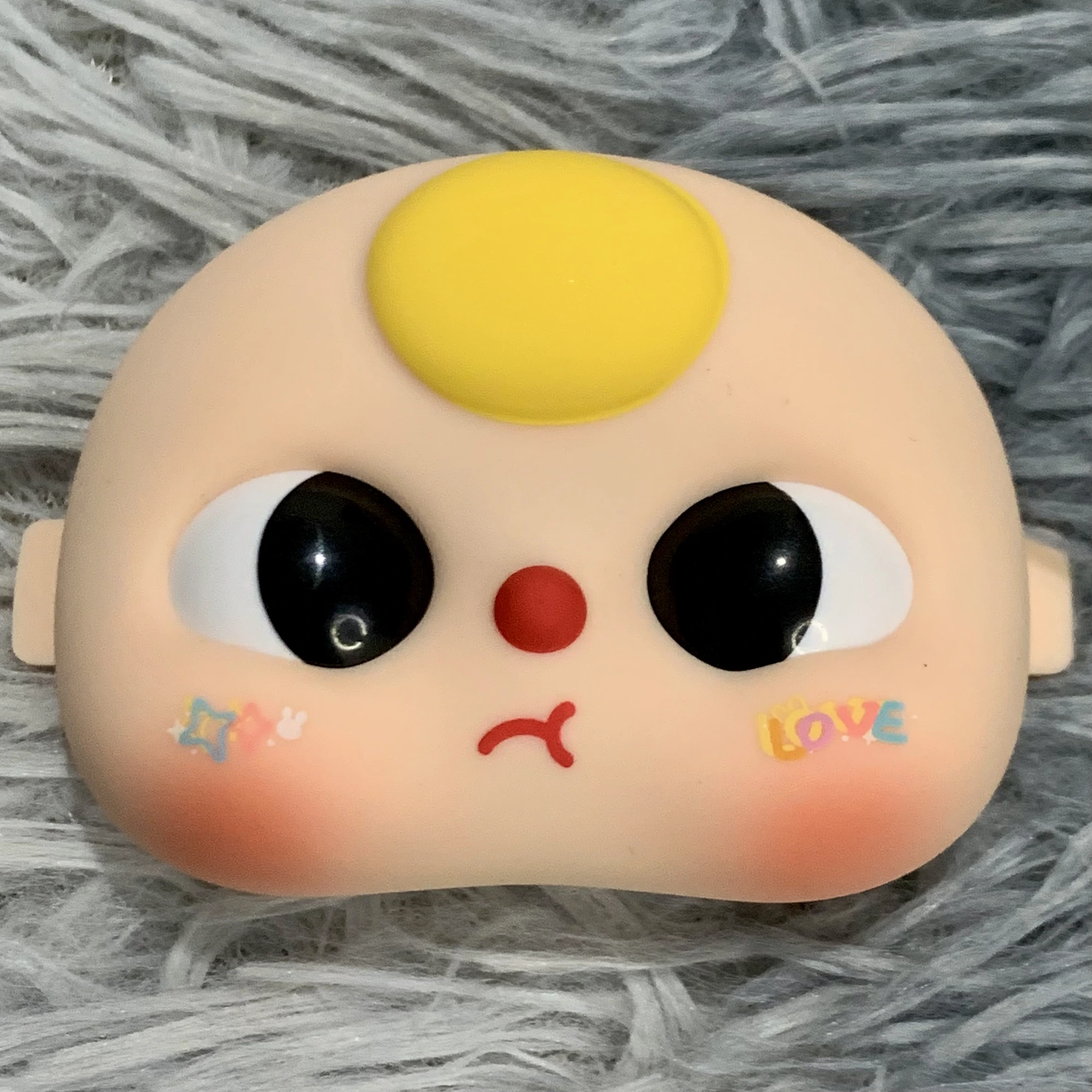 Tóc vàng miệng giận má “love” (Lé ngang)
