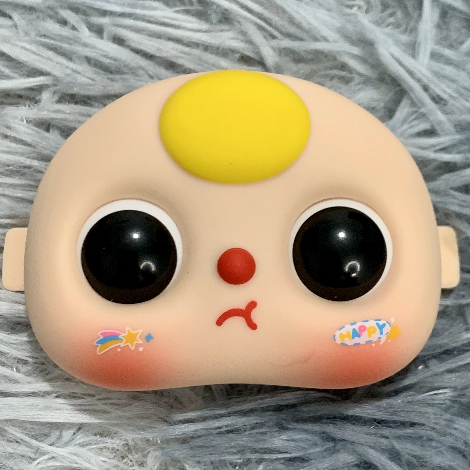 Tóc vàng miệng giận má happy (Lé tròn)